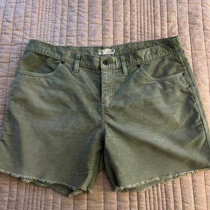 Carve Designs Oahu 6" Corduroy Shorts in Thyme Size 12
